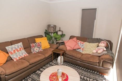 Photo of property in 8 Brindle Way, Newlands, Wellington, 6037