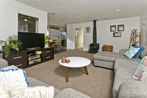 Photo of property in 5 Tetrarch Place, Totara Vale, Auckland, 0629