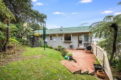 Photo of property in 3 Mckelvey Place, Tawa, Wellington, 5028