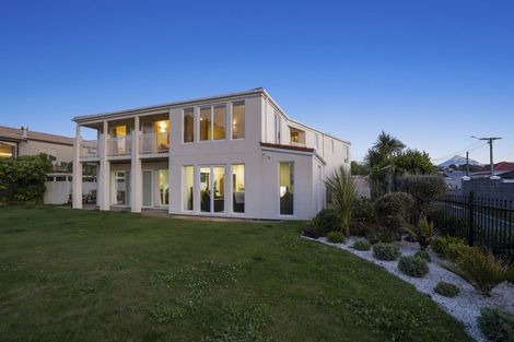 Photo of property in 1 Kawaroa Close, New Plymouth, 4310