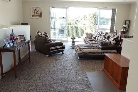 Photo of property in 9a Nimstedt Avenue, Oteha, Auckland, 0632