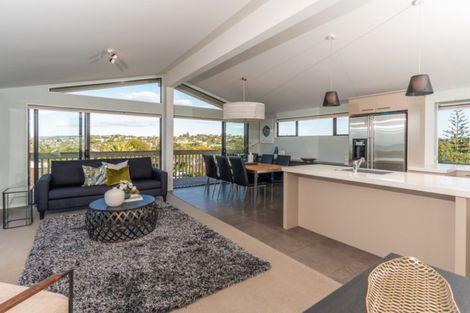 Photo of property in 4 Advene Road, Cockle Bay, Auckland, 2014