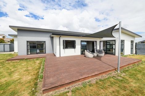 Photo of property in 32 Dogwood Way, Milson, Palmerston North, 4414
