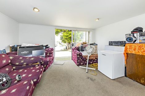 Photo of property in 14 Frobisher Way, Clendon Park, Auckland, 2103