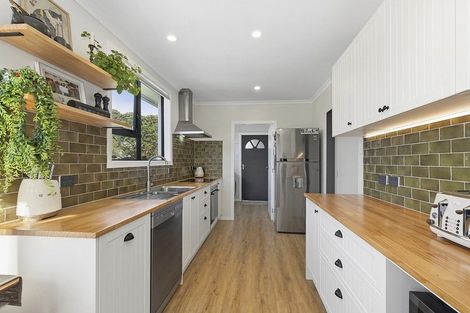 Photo of property in 110 Main Road, Titahi Bay, Porirua, 5022