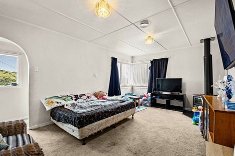 Photo of property in 96 Omata Road, Marfell, New Plymouth, 4310