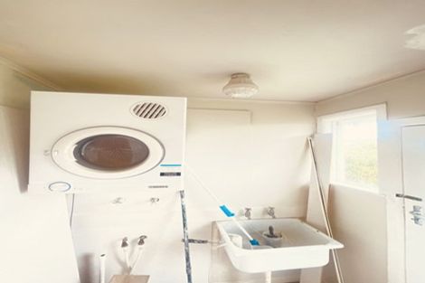 Photo of property in 28 Maui Pomare Street, Blockhouse Bay, Auckland, 0600