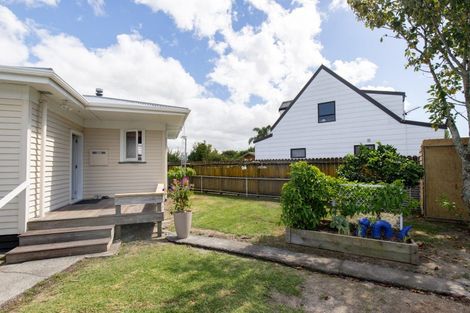 Photo of property in 11 Darlington Street, Ngatea, 3503