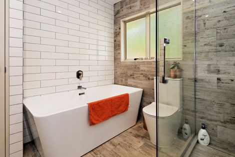 Photo of property in 53a Onedin Place, Titirangi, Auckland, 0604