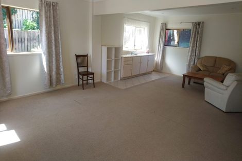 Photo of property in 2/8 Sandown Road, Rothesay Bay, Auckland, 0630