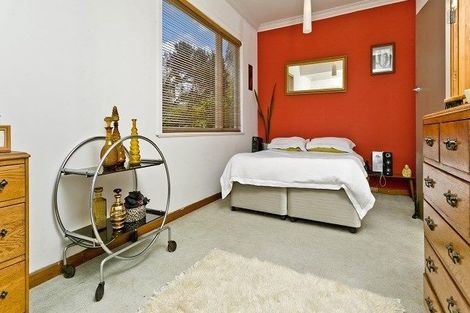 Photo of property in 255 Glenfield Road, Hillcrest, Auckland, 0627