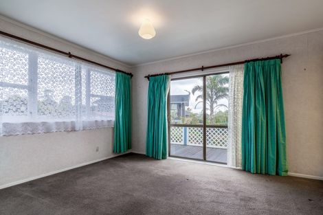 Photo of property in 35 Castleford Street, Green Bay, Auckland, 0604