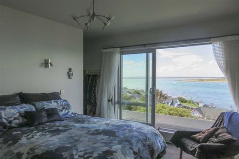 Photo of property in 86 Marine Parade, Bluff, 9814