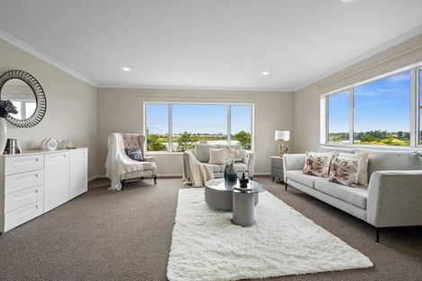 Photo of property in 5 Iwinuku Crescent, Wattle Downs, Auckland, 2103