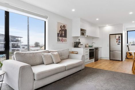 Photo of property in 1/1 Fruitvale Road, New Lynn, Auckland, 0600