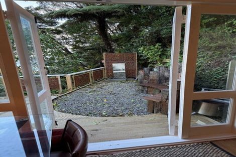 Photo of property in 5 Richmond Road, Mahina Bay, Lower Hutt, 5013