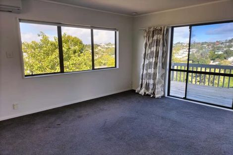 Photo of property in 1/84 Totaravale Drive, Totara Vale, Auckland, 0629