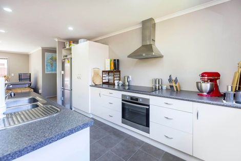 Photo of property in 6 Mcewen Crescent, Riverstone Terraces, Upper Hutt, 5018