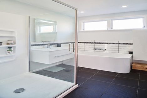 Photo of property in 17 Horokiwi Road West, Newlands, Wellington, 6037