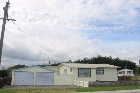Photo of property in 41 Nash Parade, Foxton Beach, Foxton, 4815