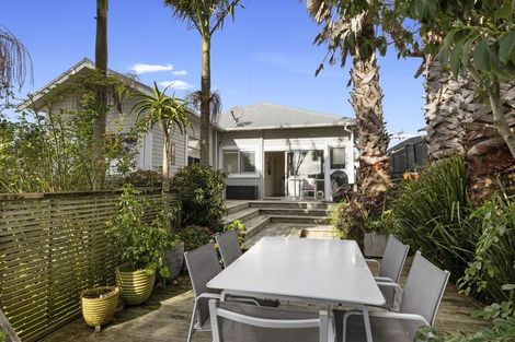 Photo of property in 249 Courtenay Street, Strandon, New Plymouth, 4312