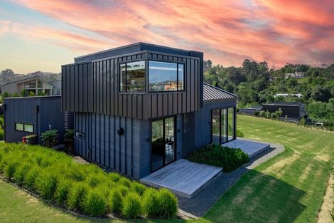 Photo of property in 11 Laguna Place, Matakatia, Whangaparaoa, 0930