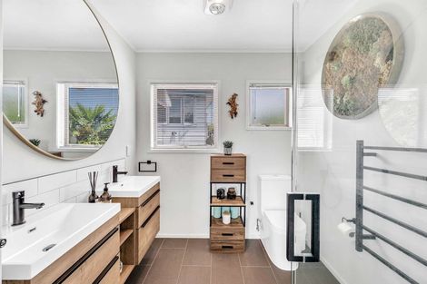 Photo of property in 1 Pleasant Road, Glen Eden, Auckland, 0602