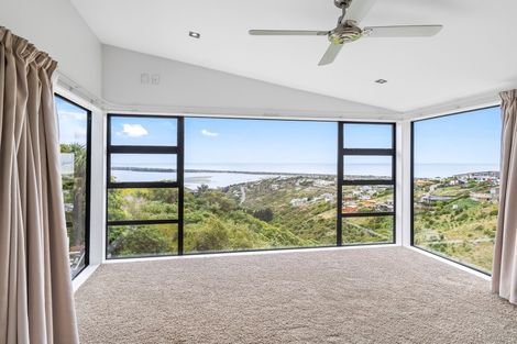 Photo of property in 7 Law Lane, Mount Pleasant, Christchurch, 8081