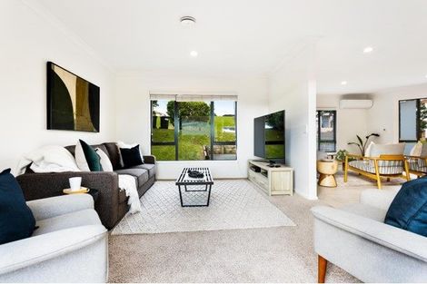 Photo of property in 40 Rising Parade, Fairview Heights, Auckland, 0632