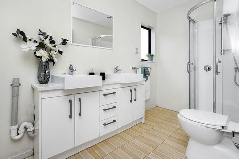 Photo of property in 115a Ennis Avenue, Pakuranga Heights, Auckland, 2010