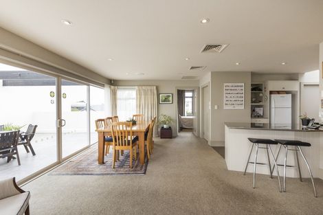 Photo of property in 8 Fairway Grove, Hokowhitu, Palmerston North, 4410