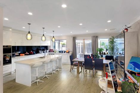 Photo of property in 10 Gilbransen Road, Kumeu, 0810