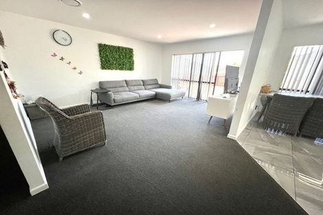 Photo of property in 17 Semillon Avenue, Henderson, Auckland, 0612