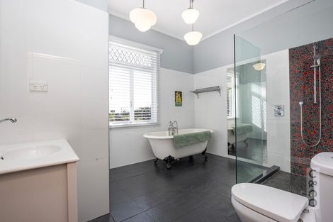 Photo of property in 10 Kaipara View Road, Helensville, 0875