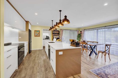 Photo of property in 2 Te Ara Karoiroa Road, Hurford, New Plymouth, 4374