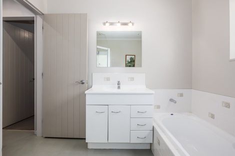 Photo of property in 41-43 Greenaway Road, Waikanae, 5036