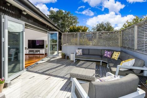 Photo of property in 15 Welland Place, Hillcrest, Auckland, 0627