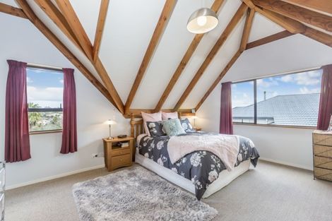 Photo of property in 33 Mandeville Place, Unsworth Heights, Auckland, 0632