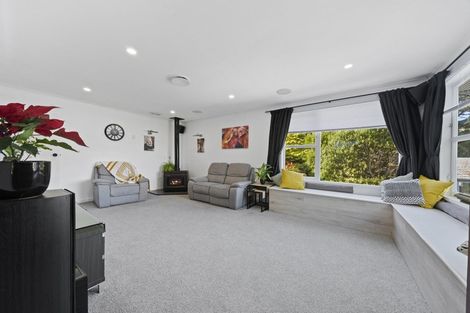 Photo of property in 27 Griffiths Grove, Newlands, Wellington, 6037