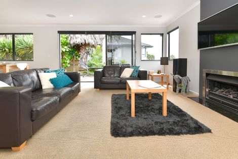 Photo of property in 15 Dorchester Place, Orewa, 0931