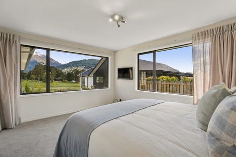 Photo of property in 12 Grove Lane, Kelvin Heights, Queenstown, 9300
