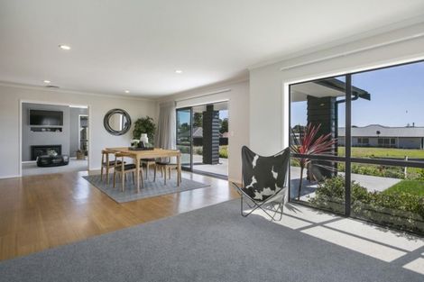 Photo of property in 2 Oakmont Crescent, Waiwhakaiho, New Plymouth, 4312