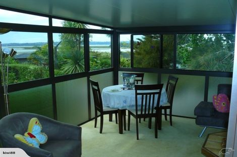 Photo of property in 32 Pipitea Place, Massey, Auckland, 0614