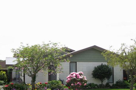 Photo of property in 28 Regency Crescent, Redwood, Christchurch, 8051