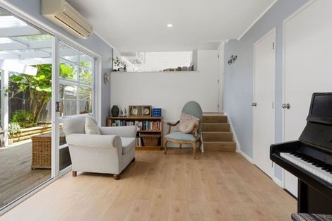 Photo of property in 2/10 Landsberg Way, Windsor Park, Auckland, 0632