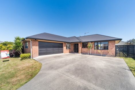 Photo of property in 15 Orlando Way, Kelvin Grove, Palmerston North, 4414