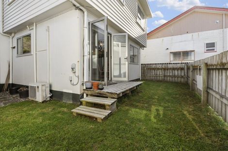 Photo of property in 2/115 Queens Drive, Lyall Bay, Wellington, 6022