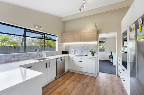 Photo of property in 21 Reeves Street, Waikanae Beach, Waikanae, 5036