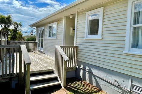 Photo of property in 9 Gloria Avenue, Te Atatu Peninsula, Auckland, 0610