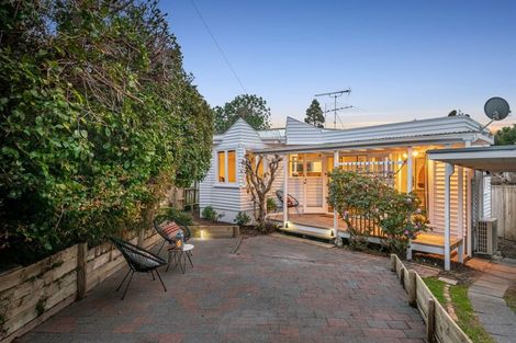 Photo of property in 1/40 Mahara Avenue, Birkenhead, Auckland, 0626